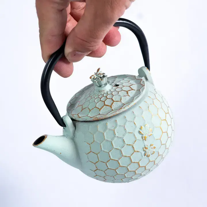 castiron-teapot-honeycomb-mintgreen-3.webp